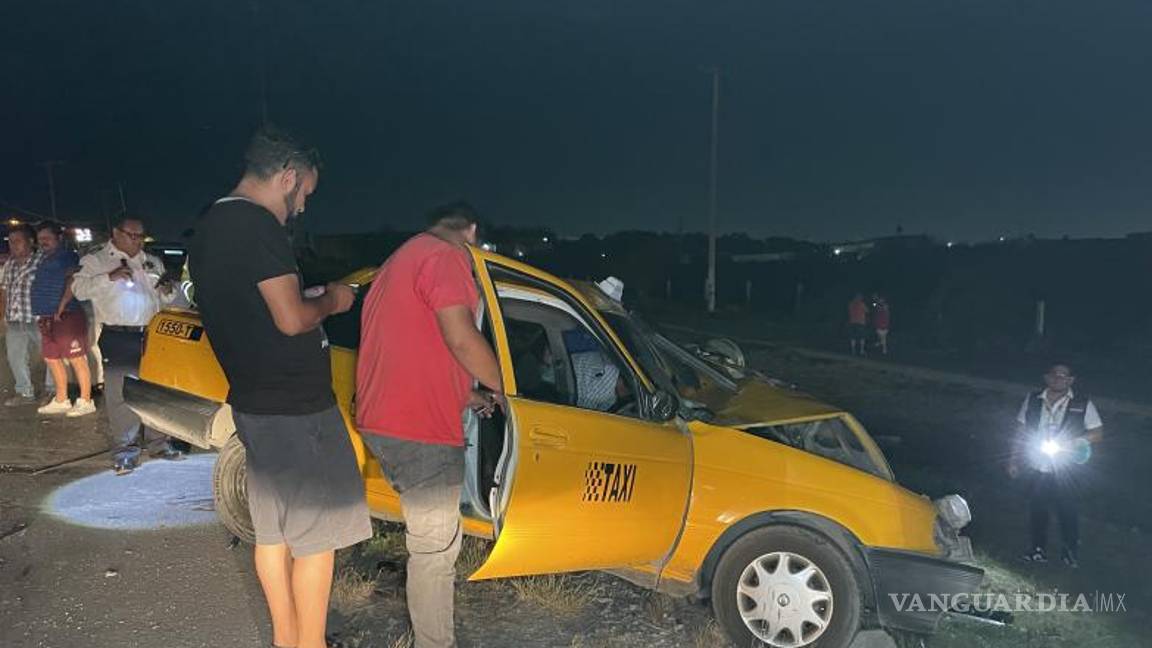 $!Cerca de las 20:30 horas, el conductor el vehículo Nissan Tsuru y del Chrysler colisionaron de frente.