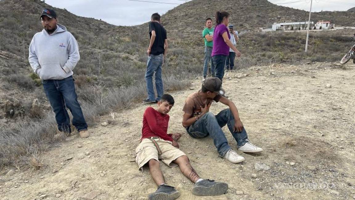 $!Dos jóvenes de 20 años iban abordo de la camionta responsable.