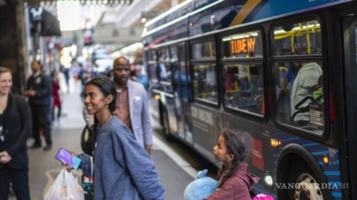 Revelan que Texas transportó en autobús a más de 102 mil migrantes a ciudades santuario desde 2022
