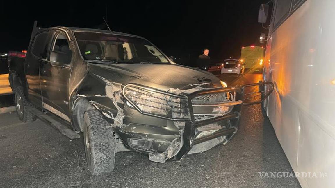 $!Un segundo camión no pudo evitar el choque frontal con el vehículo involucrado.