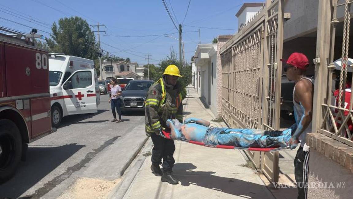 $!Los bomberos utilizan camillas para evacuar a los trabajadores intoxicados en una vivienda del fraccionamiento Tulipanes.