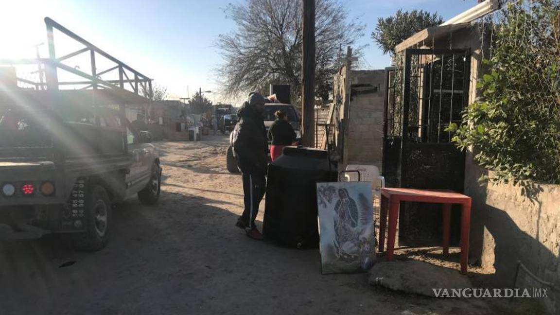 $!Los desalojados observan lo que quedó de sus casas tras la demolición.