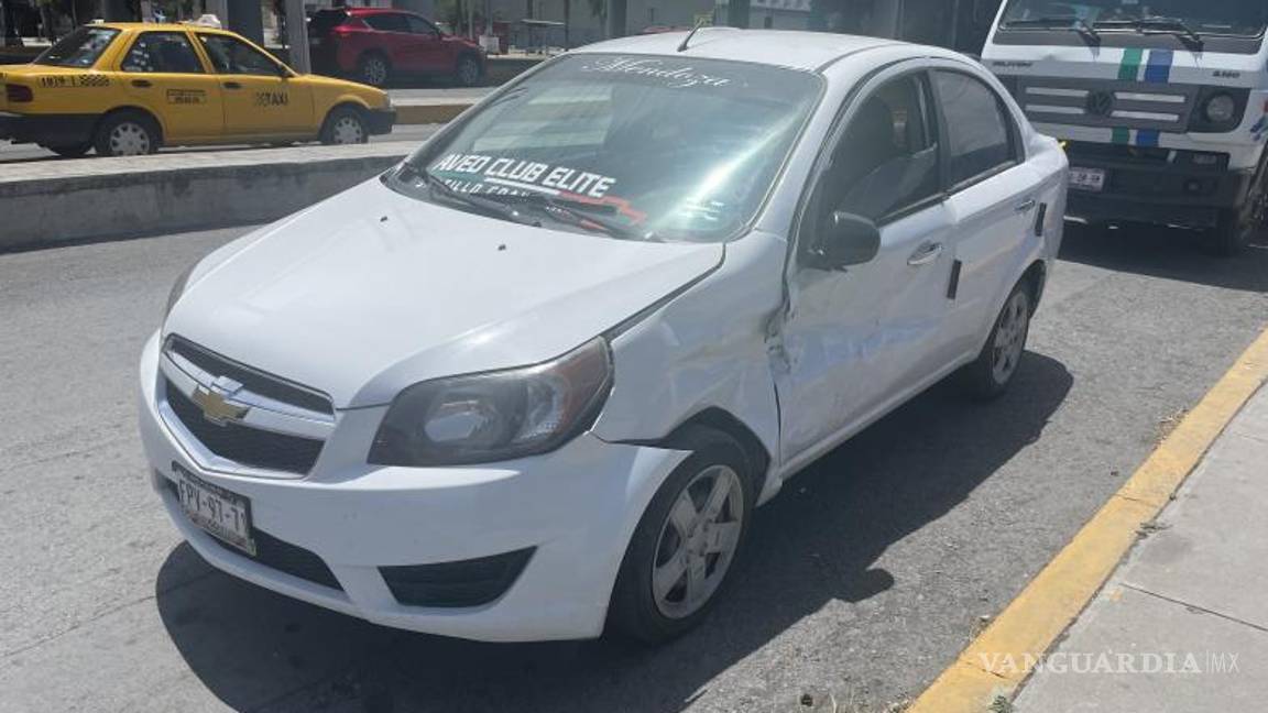 $!El vehículo impactó contra el costado derecho de un Chevrolet Aveo estacionado.