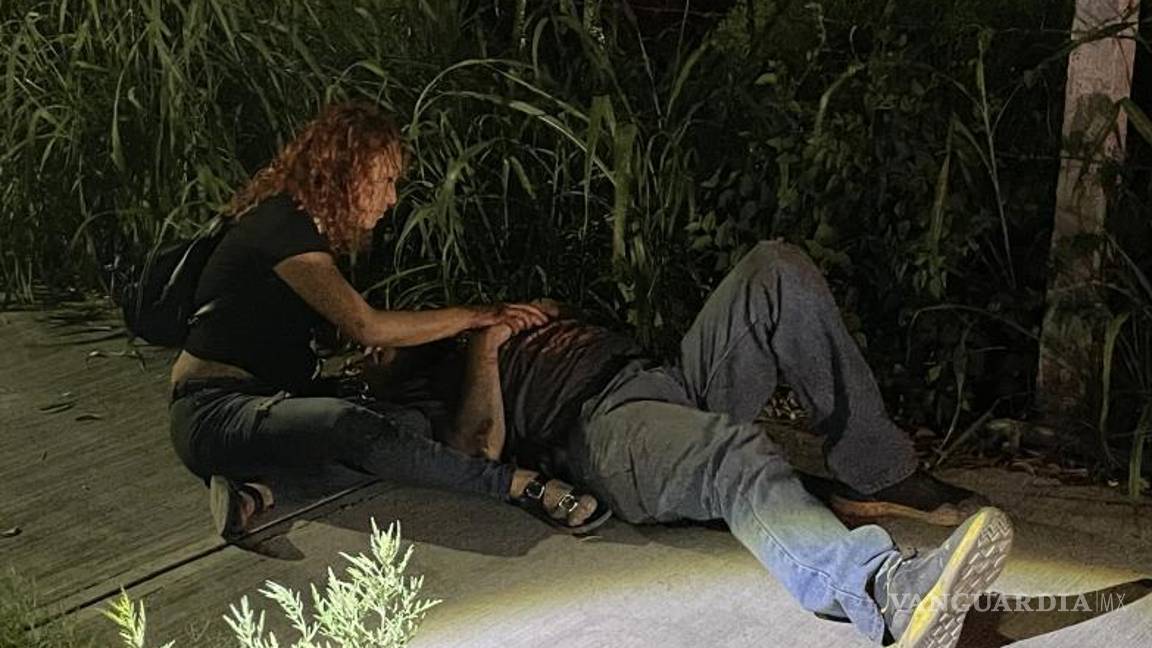 $!Vecinos llamaron al 911 para que evaluaran al conductor y a su pareja.