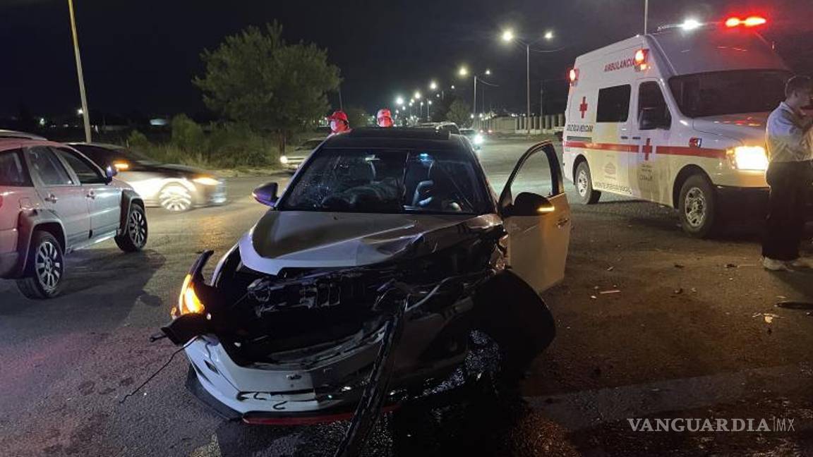 $!El auto terminó destrozado del frente.