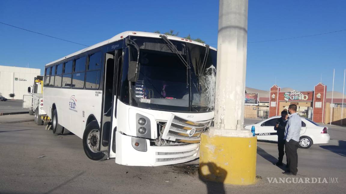 Choca y abandona su camión frente a Centro de Gobierno de Saltillo