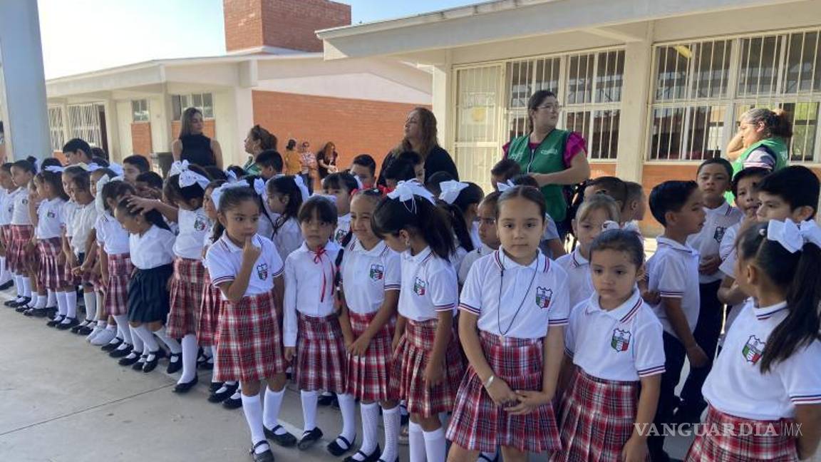 $!Abraham Segundo González agradeció a los padres de familia por impulsar la educación de sus hijos.