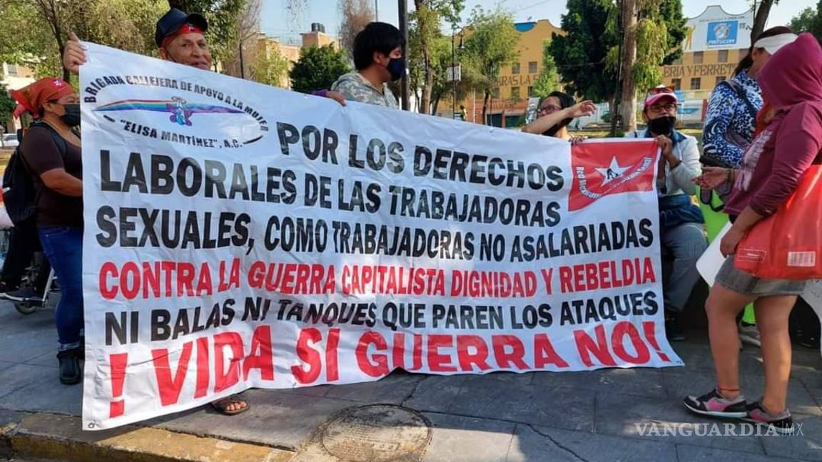 $!Trabajadoras sexuales y contingentes de apoyo marcharon desde la Merced, exigiendo que cese la persecución policiaca a su trabajo