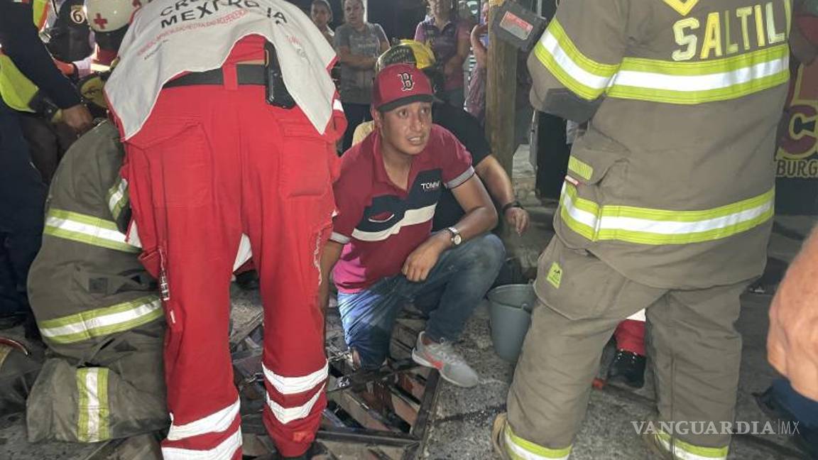 $!Equipos de emergencia, incluyendo bomberos, protección civil y Cruz Roja, se movilizaron rápidamente para rescatar al joven atrapado.