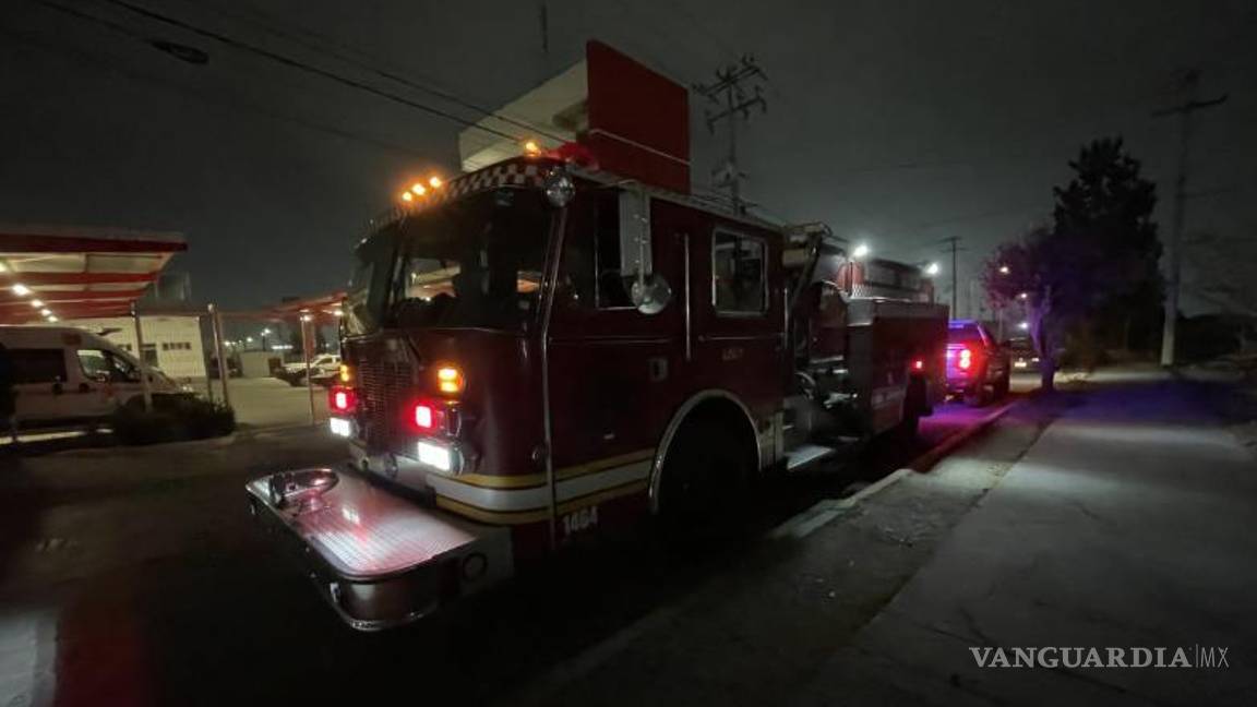 $!Se dijo que para intentar limpiar parte del terreno, los sujetos quemaron la hierba seca, pero se les salió de control, siendo auxiliados por los apagafuego de la ciudad.