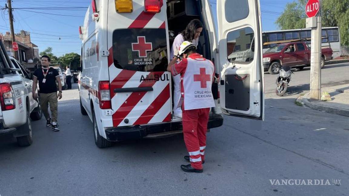 $!La conductora del Aveo blanco fue atendida por paramédicos De la Cruz Roja tras resultar lesionada en el choque múltiple.