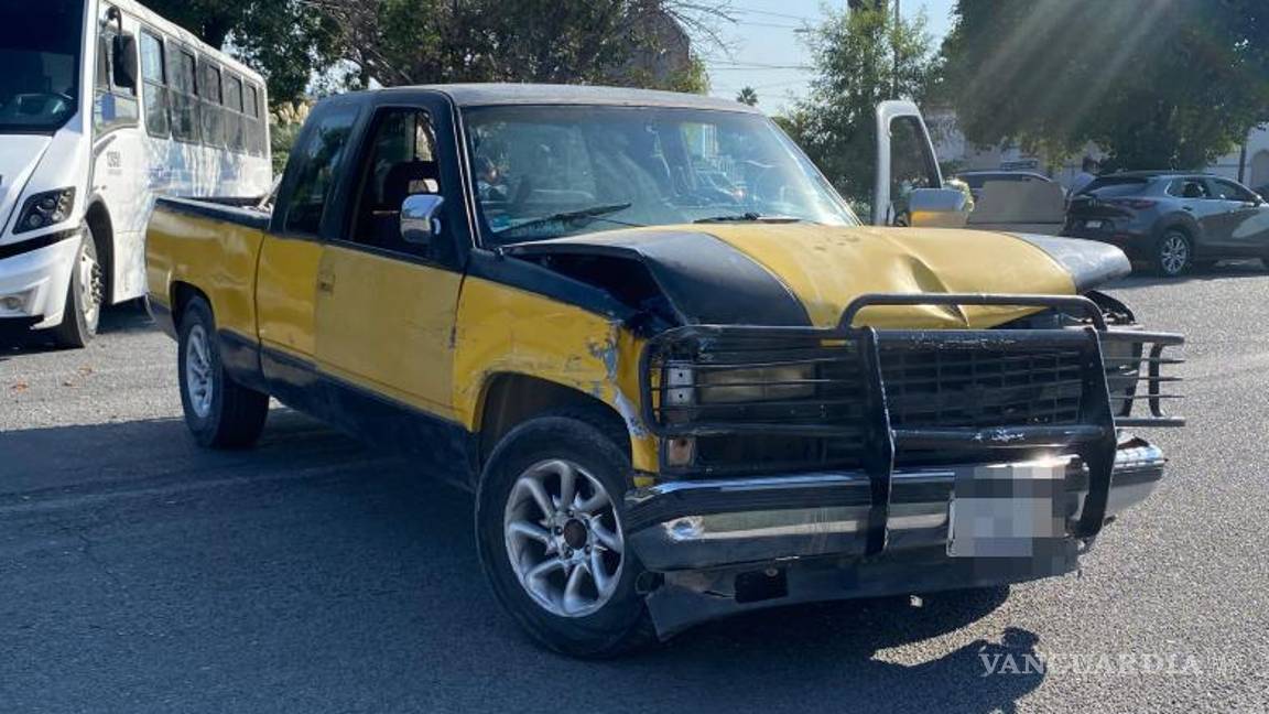 $!La camioneta terminó impactando el costado izquierdo del camión tras intentar evitar el choque.