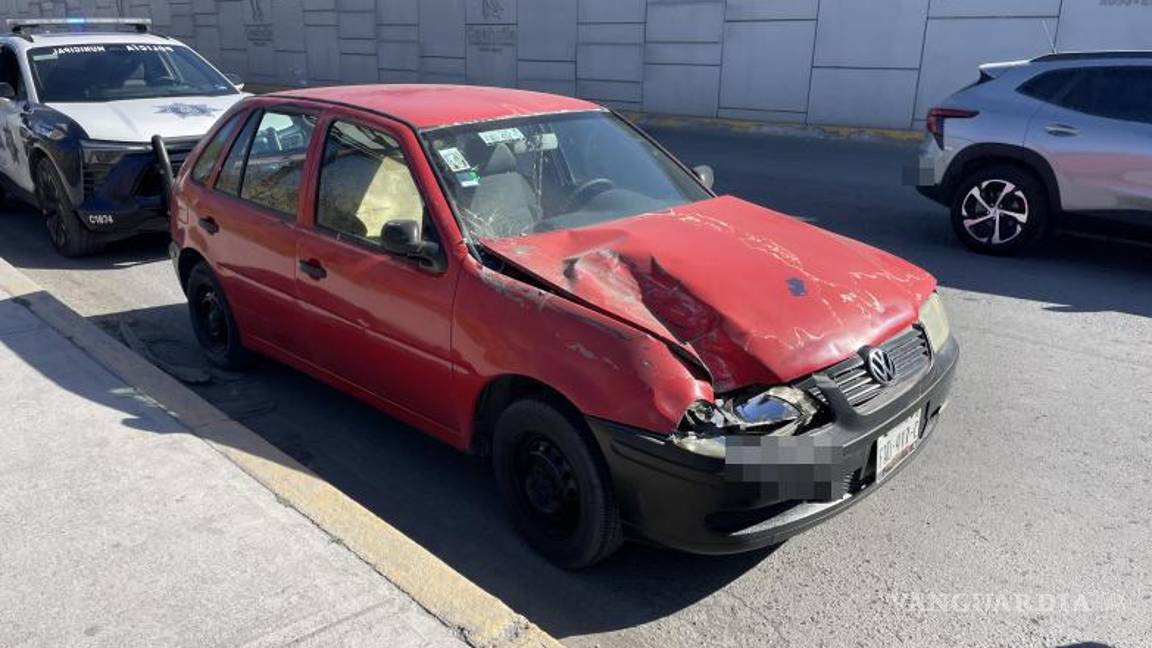 $!Los involucrados permanecieron en el lugar mientras llegaban las aseguradoras para acordar responsabilidades.