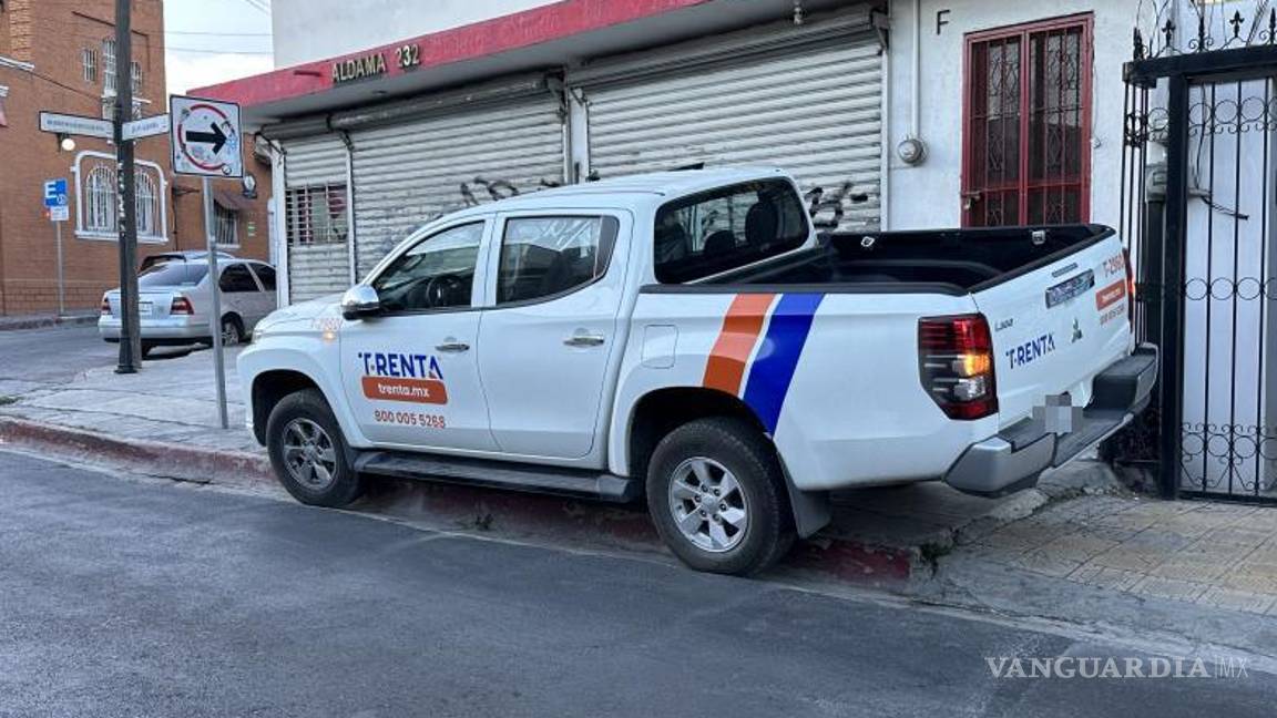 $!El choque entre la camioneta Mitsubishi L200 y el transporte público destacó los daños en ambos vehículos.
