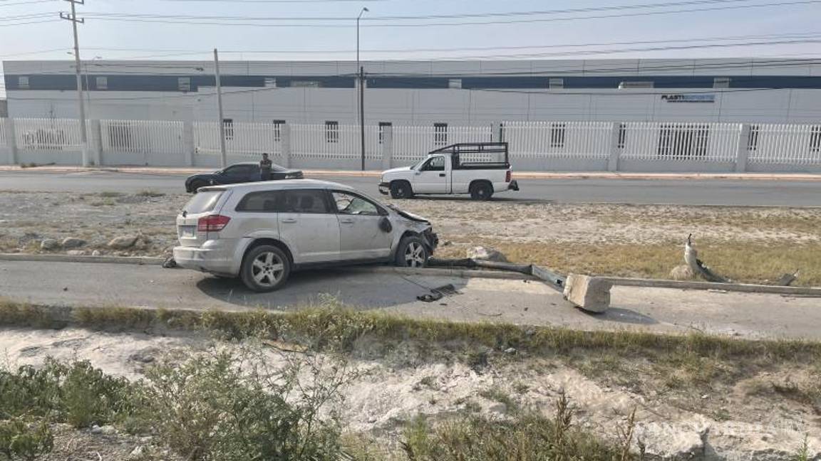 $!Destrozos en una luminaria fueron provocados durante el percance.