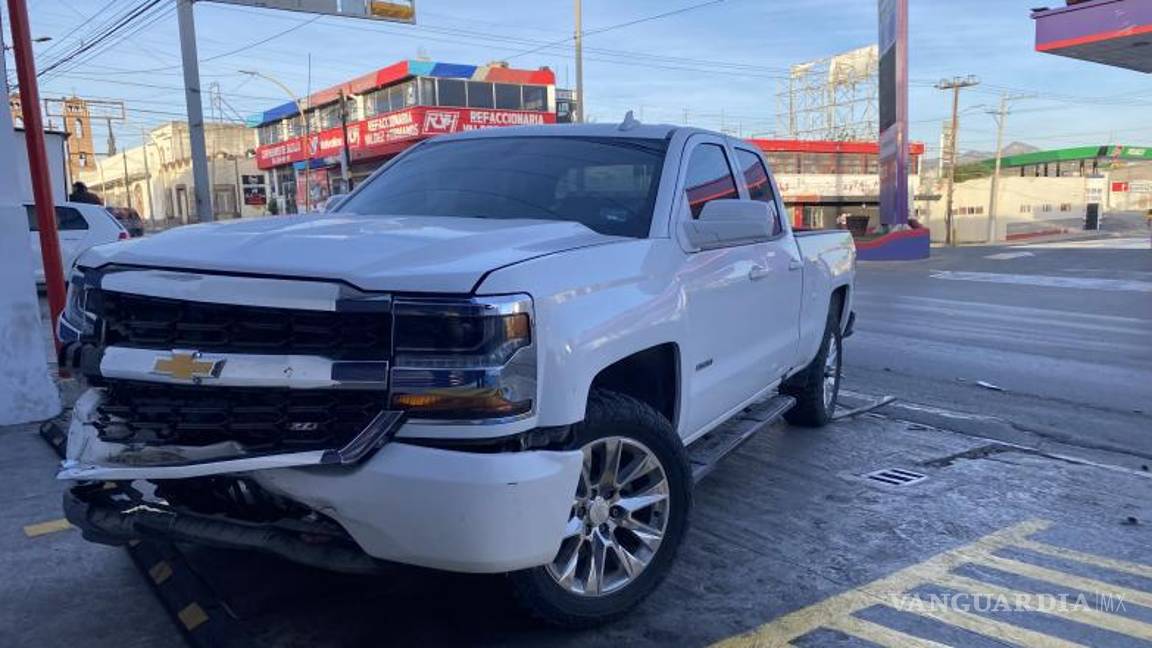 Ignora conductor semáforo en rojo y provoca choque en el centro de Saltillo