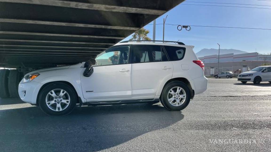 $!El reporte se dio alrededor de las 8:30 de la mañana y movilizó a un camión de rescate y ambulancias.