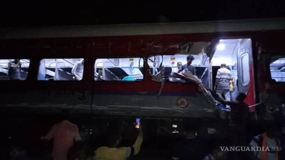 Aumenta a más de 200 la cifra de muertes tras choque de trenes en India