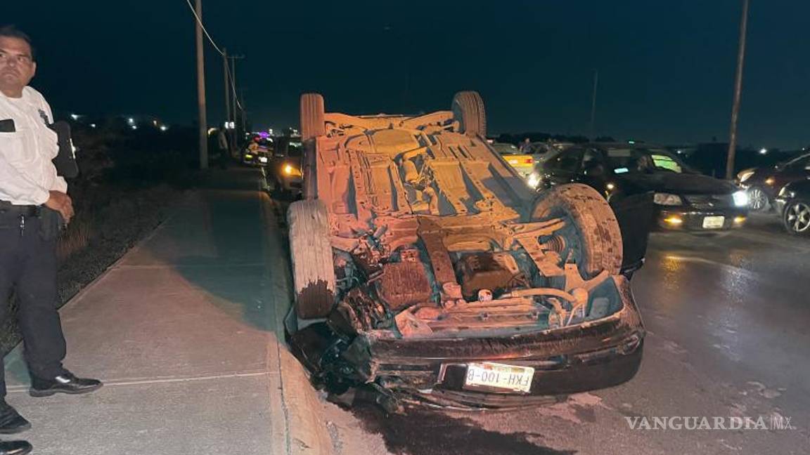 $!Metros más adelante, el vehículo Chrysler siguió con su marcha y más adelante se salió del camino.