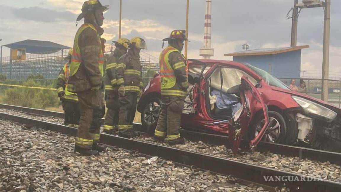 $!Los equipos de rescate evaluaron al conductor y a la pasajera, que se encontraba inconsciente.