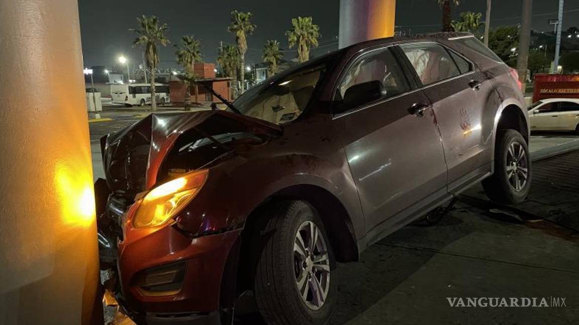 $!Agentes de la Policía Municipal solicitaron el apoyo de una grúa para remolcar el vehículo y llevar a cabo las investigaciones pertinentes en el Ministerio Público.