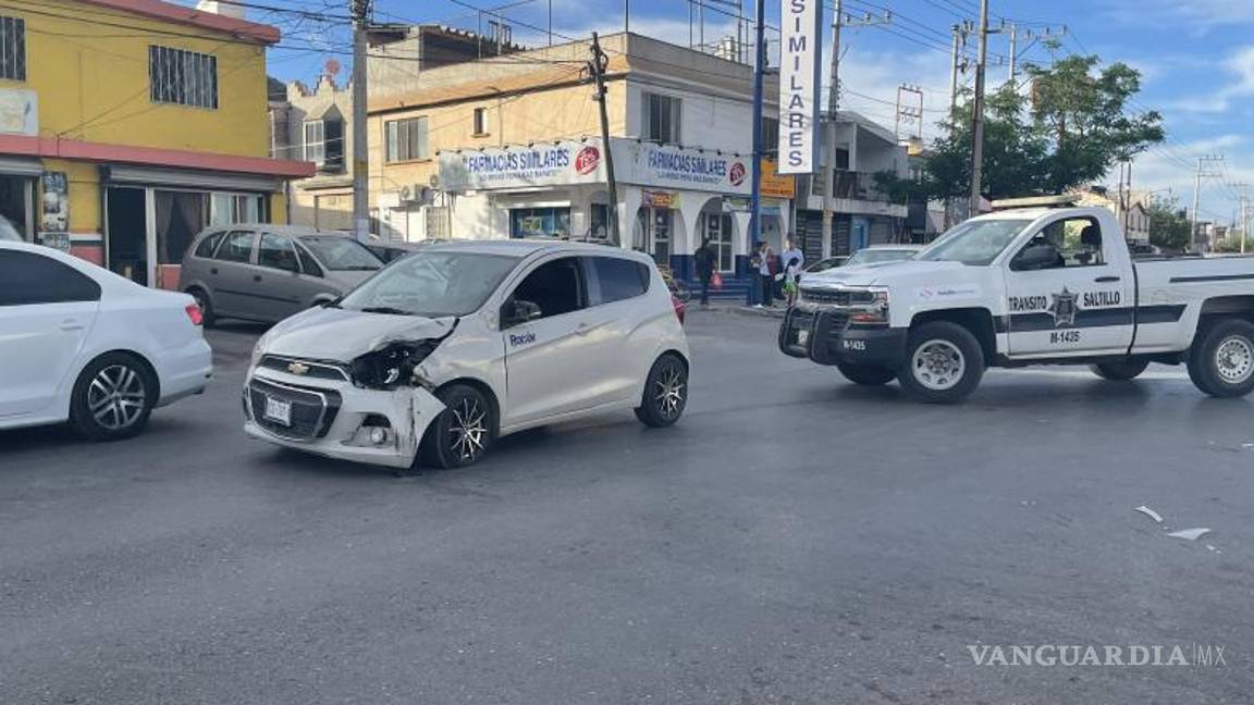 $!El vehículo involucrado quedó con daños materiales.