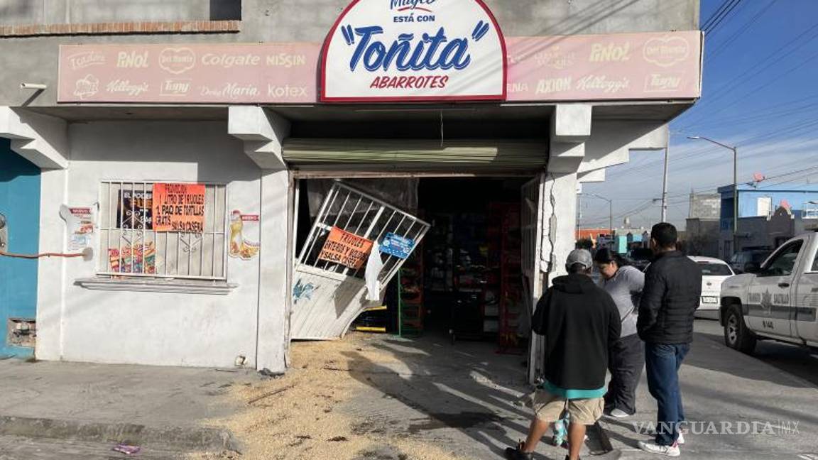 $!La madre perdió el control del vehículo, cuando un tercero le impidió el paso, y se estampó contra una tienda.
