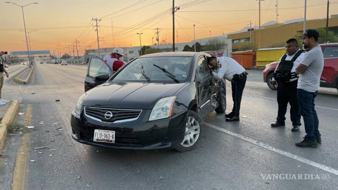 $!En plena vialidad, quedó uno de los vehículos involucrados, a la espera de que se realizaran los traslados correspondientes.