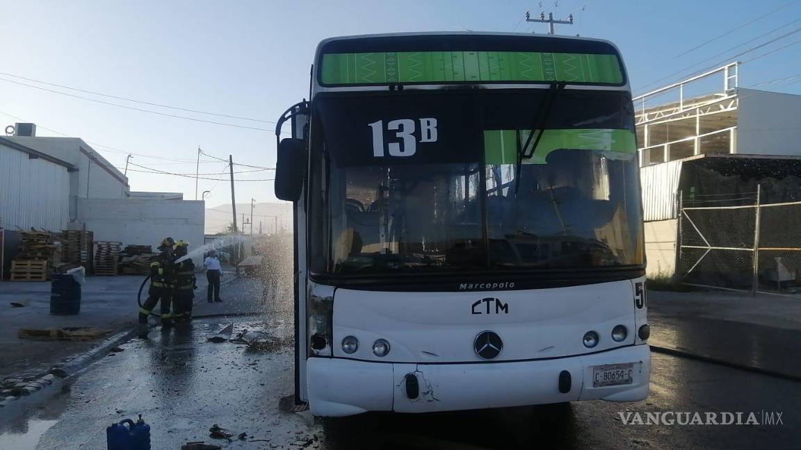 Fuego reduce a chatarra un camión de la ruta 13B de Saltillo