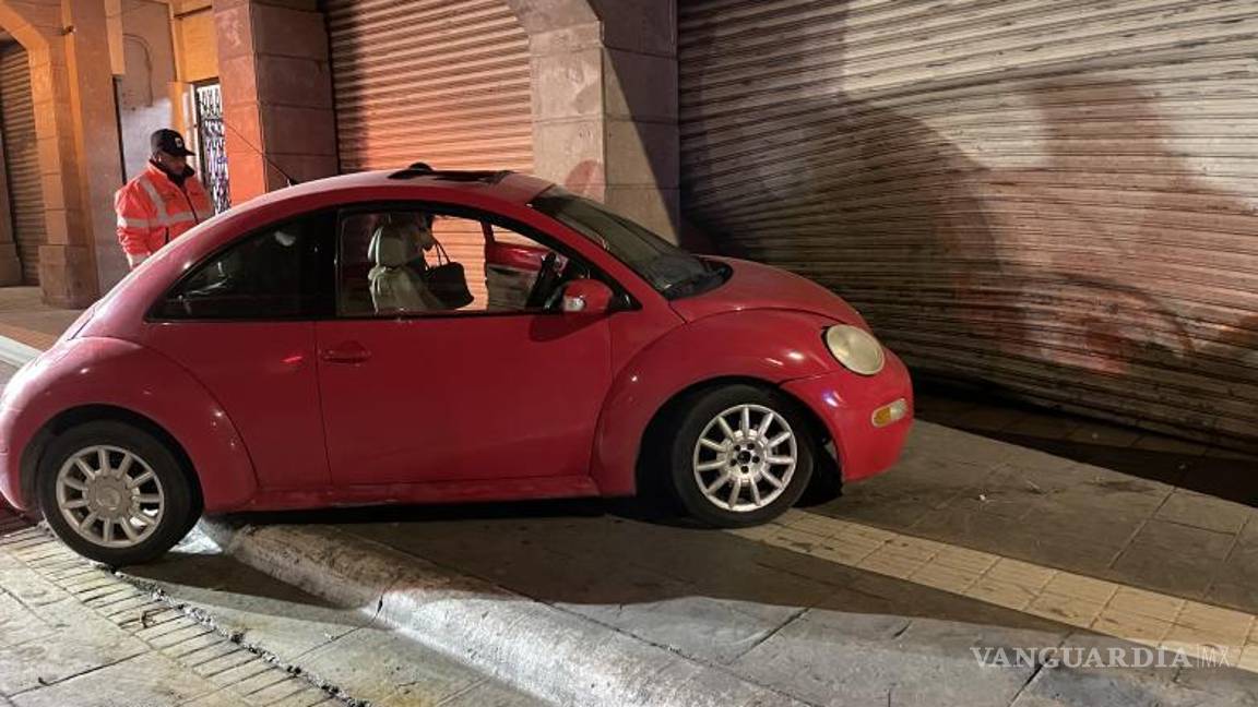 $!La conductora de un Volkswagen Beetle circulaba de norte a sur cuando perdió el control del vehículo debido al exceso de velocidad