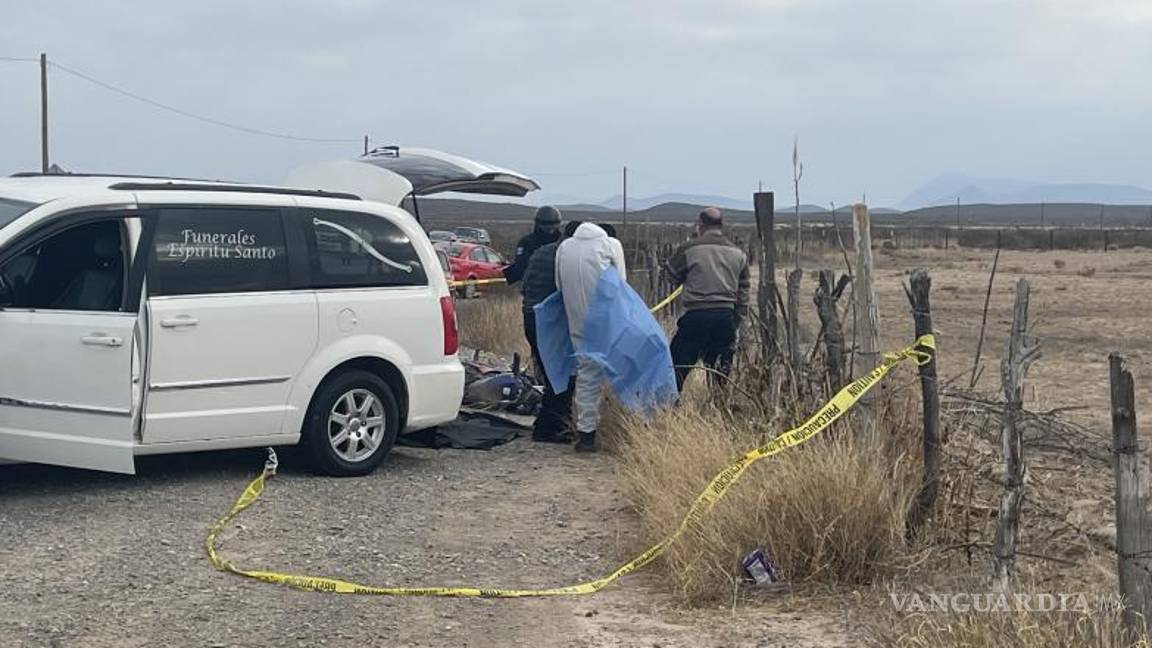 $!De manera inmediata, paramédicos de Bomberos de Ramos Arizpe procedieron a cubrir el cuerpo de Alejandro con una sábana en color azul y dieron aviso a las autoridades.