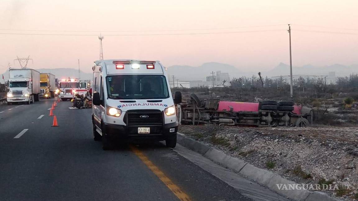 Vuelca pipa con diésel en carretera Monterrey-Saltillo, conductor abandona vehículo siniestrado