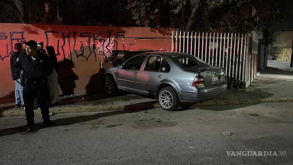 $!Posterior al impacto, quienes perseguían a los jóvenes bajaron del vehículo y comenzaron a golpearlos y arrojarles piedras y envases de cerveza.