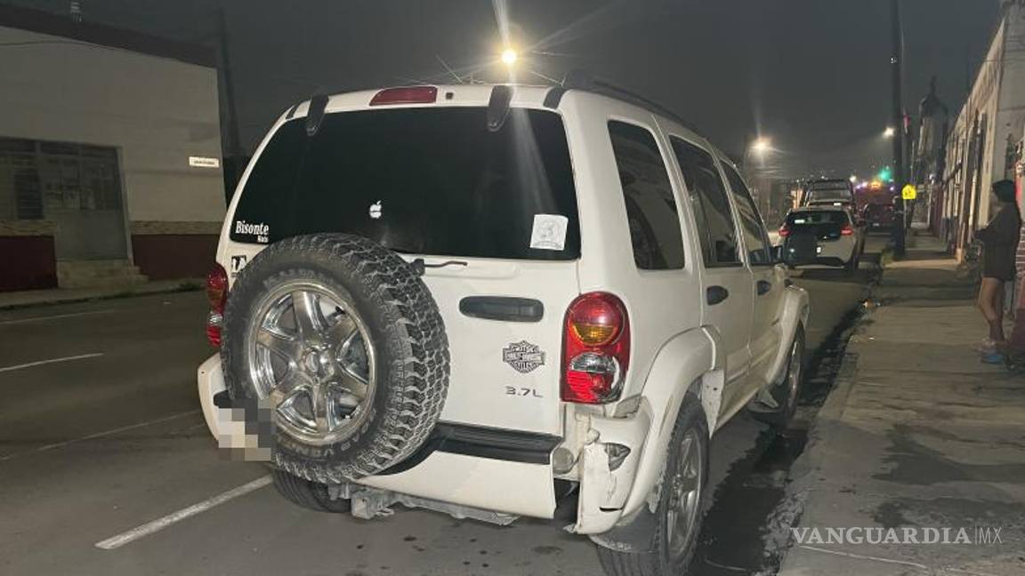 $!La defensa trasera de la camioneta Jeep Liberty blanca sufrió daños tras el choque con la llanta desprendida.
