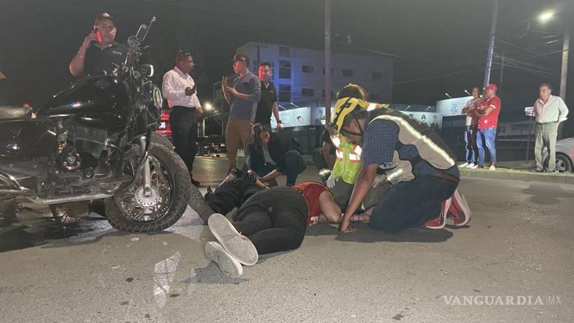 $!Ana Camacho, de 19 años, resultó con lesiones en las cervicales, debido al golpe y caída al pavimento.