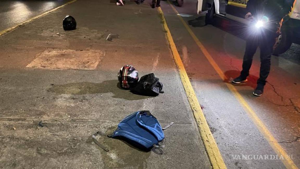 $!La moto subió al camellón continuó con circulación rápida y fue a pegar contra un poste de alumbrado público.