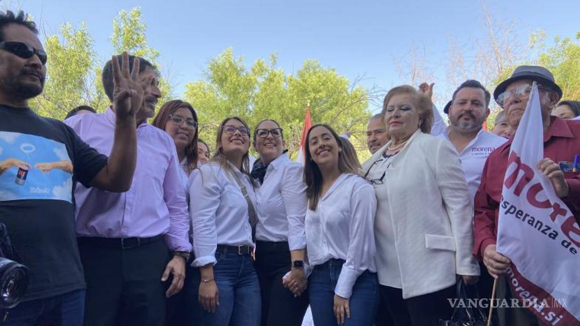 $!Con entusiasmo, Claudia Garza del Toro presentó la documentación requerida ante el personal del Comité Municipal Electoral en Monclova.