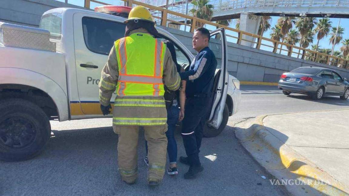 Bomberos de Torreón salvan a una joven que intentaba lanzarse desde un puente