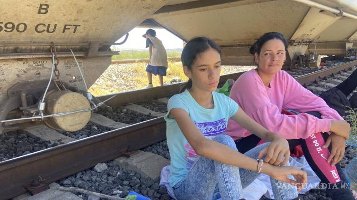 $!Familias de migrantes esperando a un costado del tren, listas para subir y continuar su travesía hacia la frontera de Piedras Negras.