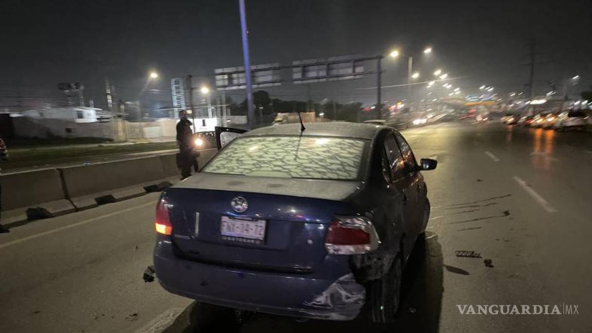 $!Se solicitó el apoyo de una grúa para remolcar el vehículo y acomodar los bloques de concreto, para así poder liberar la vialidad.