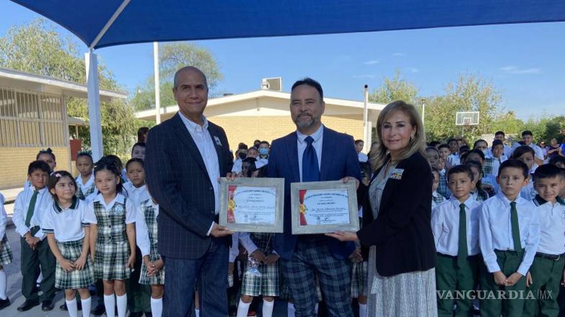 $!Autoridades de la primaria reconocieron a Alcalde y regidora de Educación, por obra.