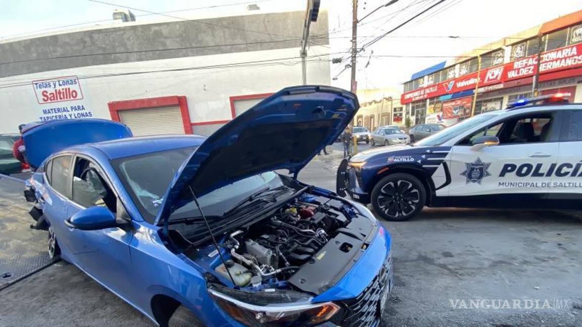 $!El Nissan Sentra terminó con daños en un costado tras el impacto en pleno centro de Saltillo.
