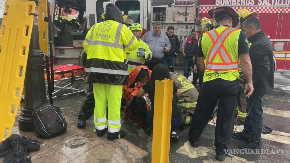 $!Tardaron más de una hora en poder liberarlo de la reja donde se le atoró el pie.