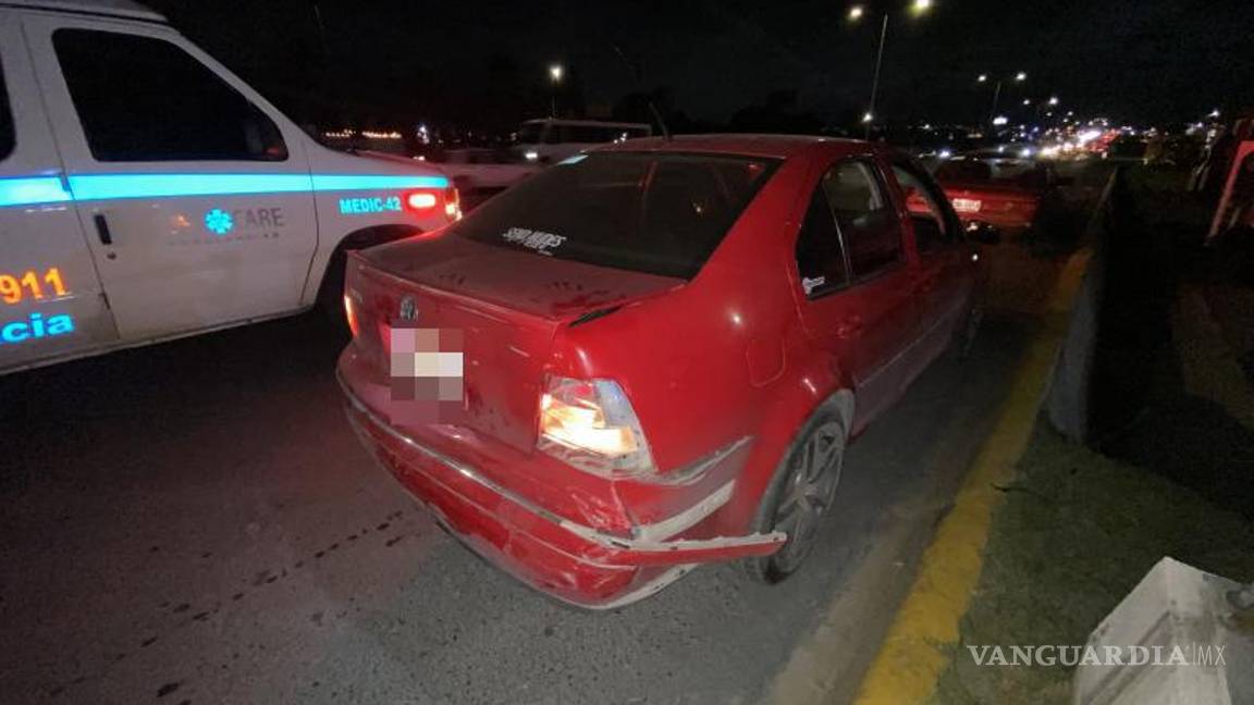 $!El Volkswagen Jetta fue proyectado a los carriles centrales tras el impacto por alcance.