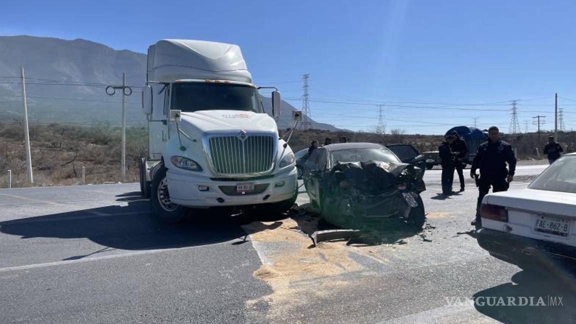 $!Elementos de la policía municipal de Saltillo acudieron en apoyo y realizar labor de abanderamiento en el carril que va de Saltillo rumbo a Concepción del Oro.