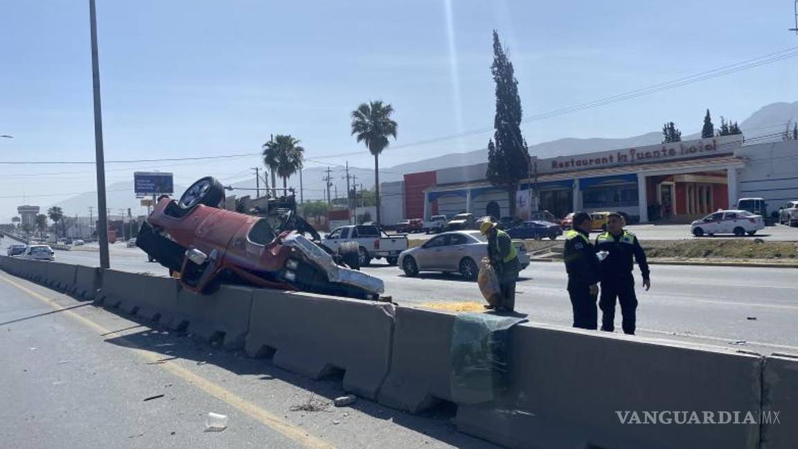 $!El vehículo accidentado fue trasladado a un corralón tras la atención de los cuerpos de emergencia.