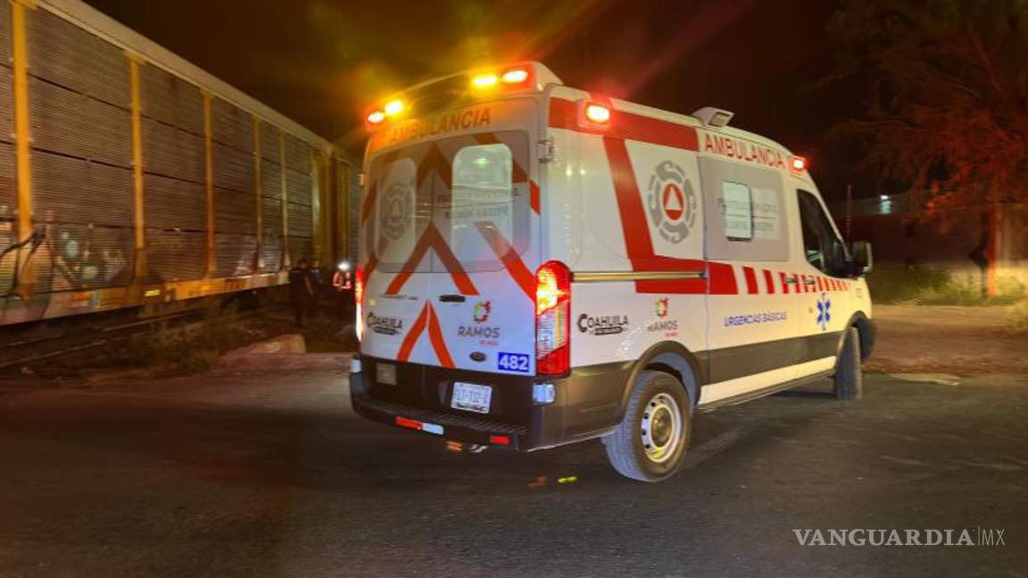 $!El conductor herido a bordo de la ambulancia fue traslado a la clínica 88 del Seguro Social.