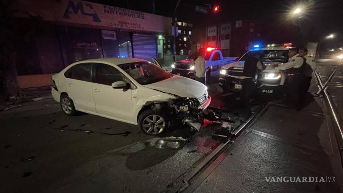 $!Según el primer peritaje llevado a cabo por los agentes de Tránsito Municipal, el Vento circulaba de sur a norte por la calle de Emilio Carranza, mientras que el Jetta se desplazaba en dirección este por Ramos Arizpe.