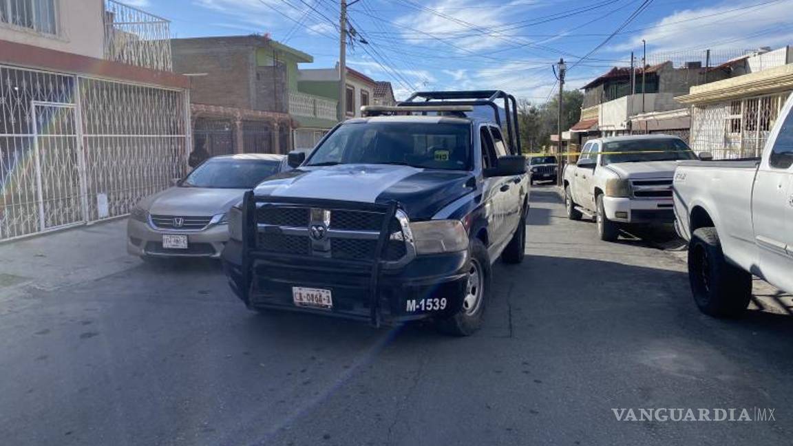 $!Autoridades acudieron al domicilio para realizar las indagatorias y confirmar el fallecimiento de las tres personas.