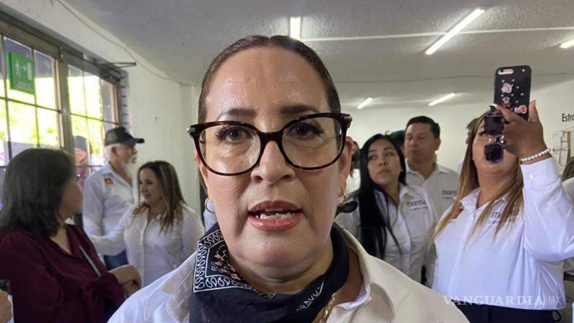 $!Claudia Garza del Toro, candidata a la alcaldía de Monclova por Morena, llegó al Instituto Electoral de Coahuila junto a un grupo de seguidores para formalizar su registro.